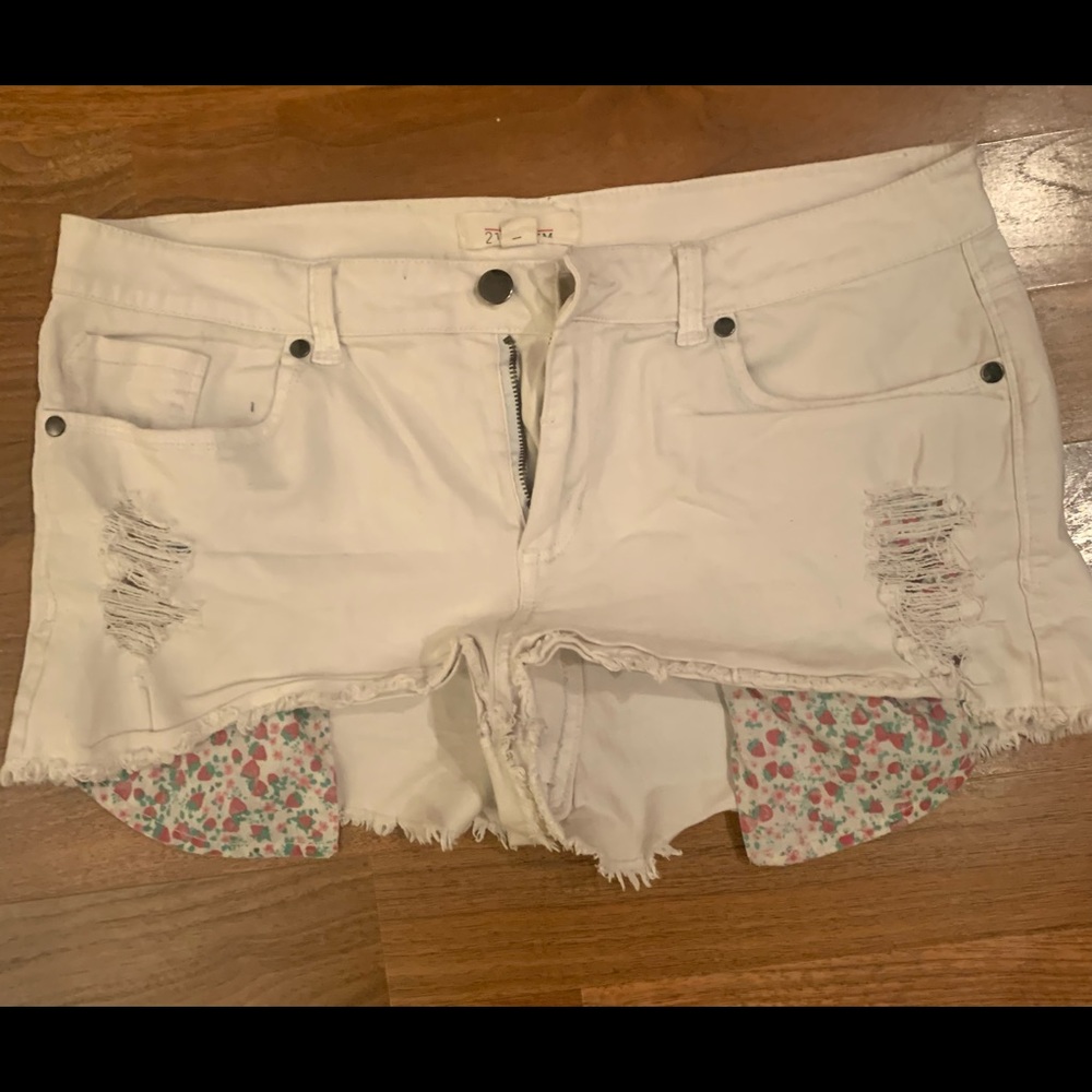 Women’s light colored ripped distressed shorts size 31